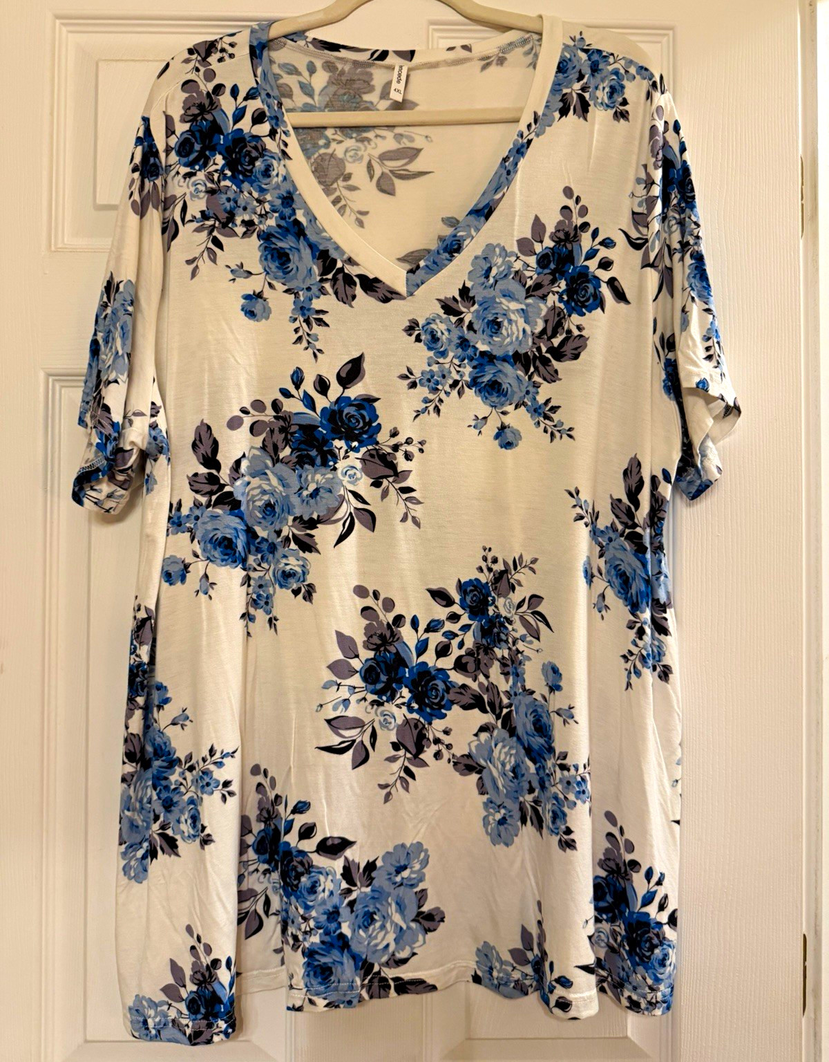 Tencede Women’s Plus 4XL White/Blue Floral V-Neck Short Sleeve Knit T-Shirt Tencede Women’s Plus 4XL White/Blue Floral V-Neck Short Sleeve Knit T-Shirt