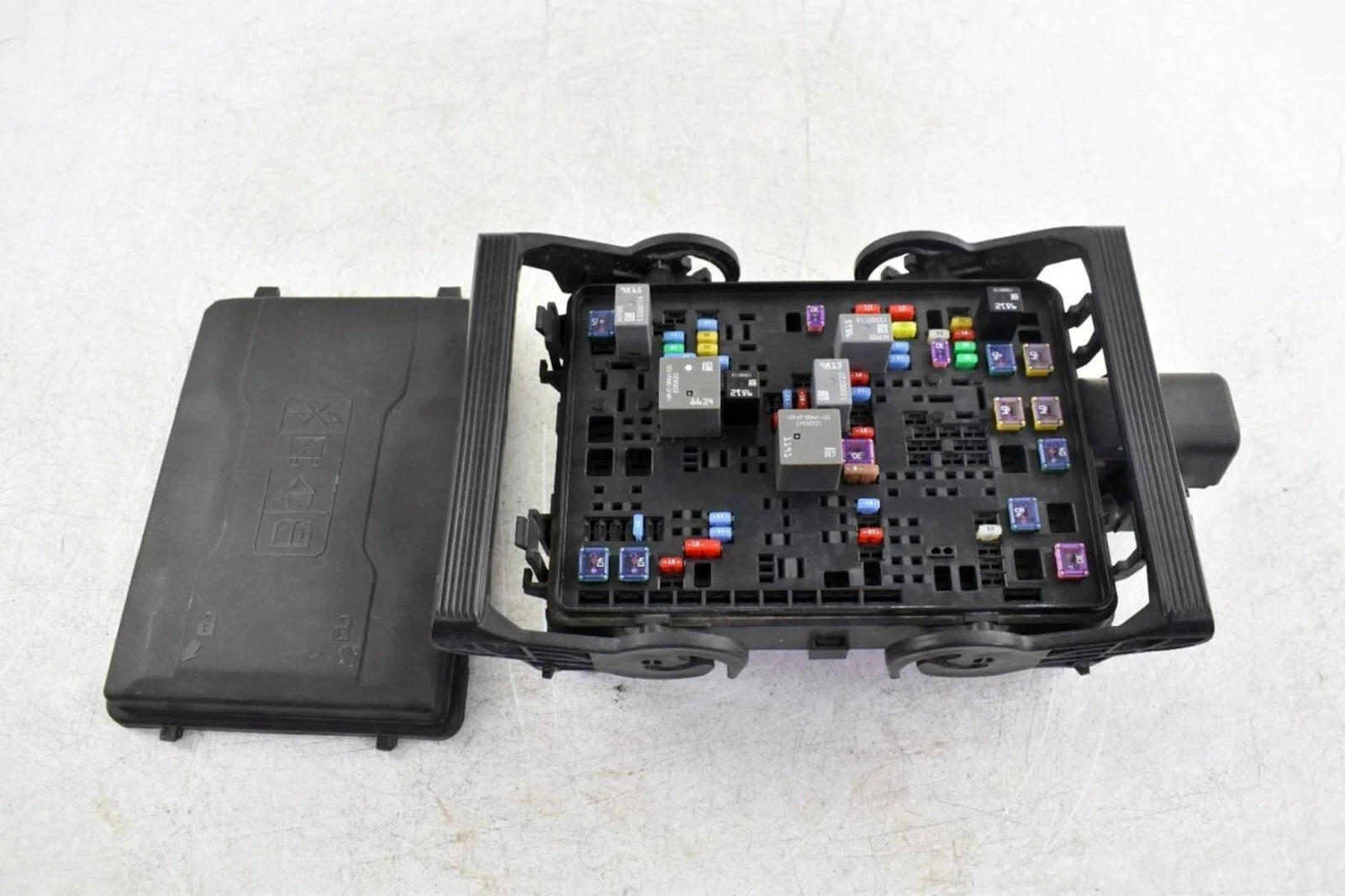 2014-2017 Chevy Silverado 1500 6L Engine Compartment Fuse Box Relay Assembly OEM