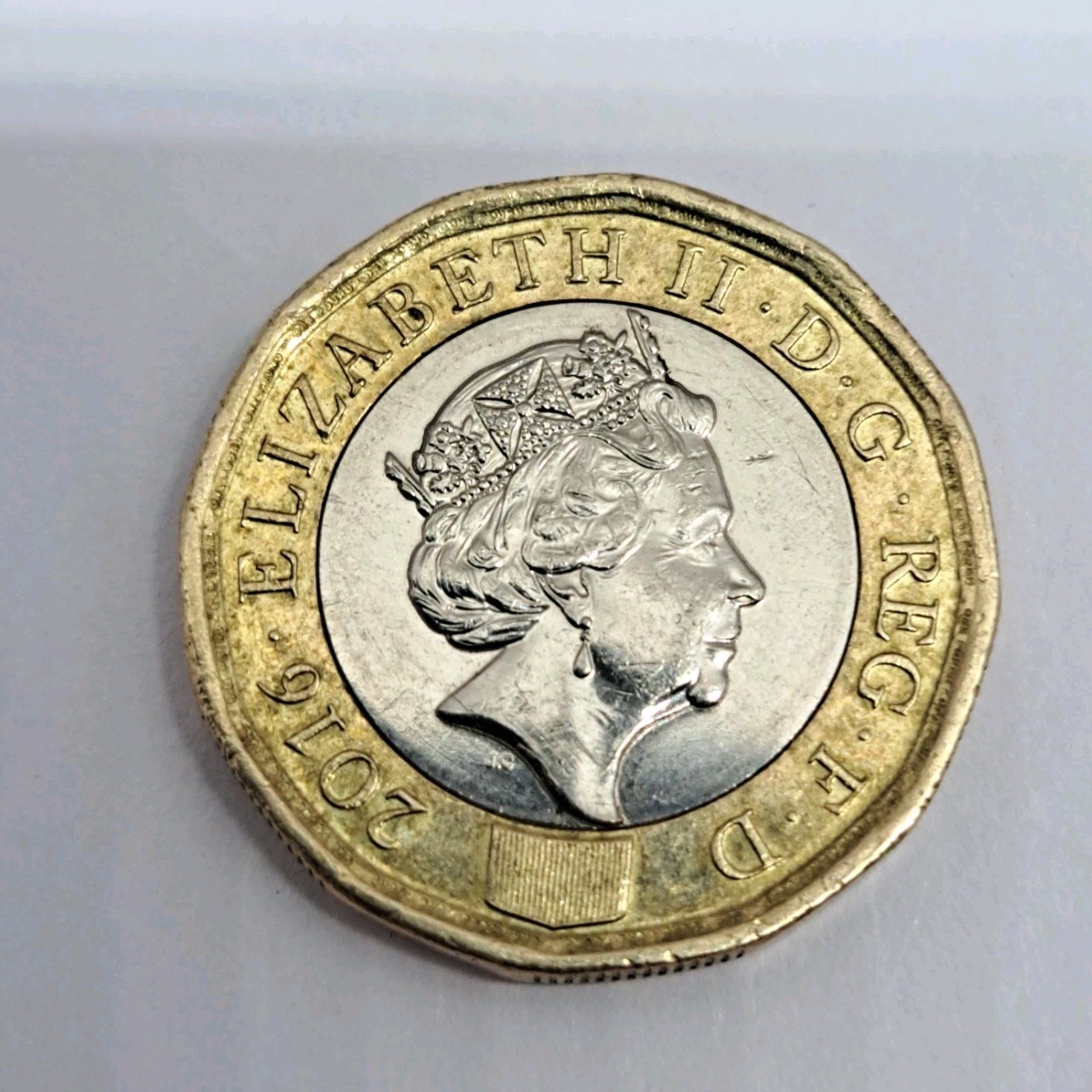 2016 Great Britain £1 Pound Coin – Queen Elizabeth II Shield Design Bi-Metallic