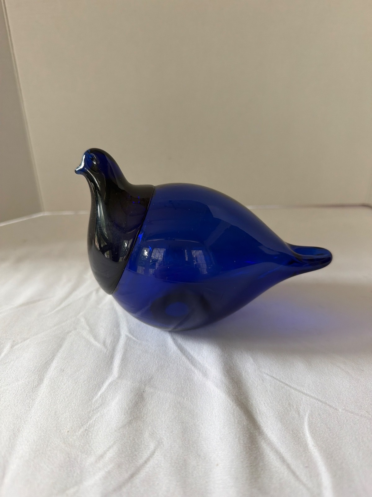 Vintage cobalt blue blown glass bird figurine Vintage cobalt blue blown glass bird figurine