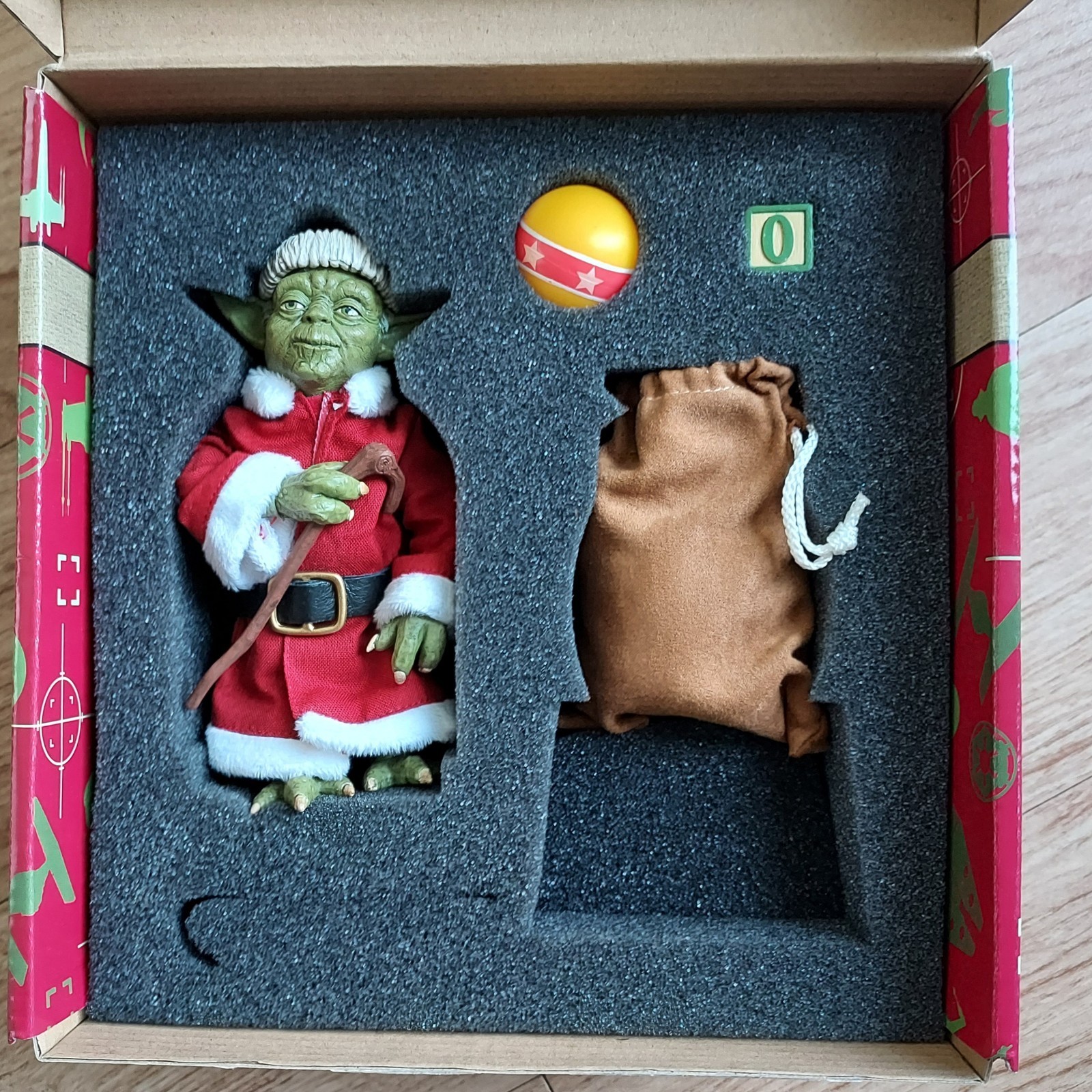 Sideshow Collectibles Star Wars Holiday Yoda Santa Outfit 1:6 Scale Figure