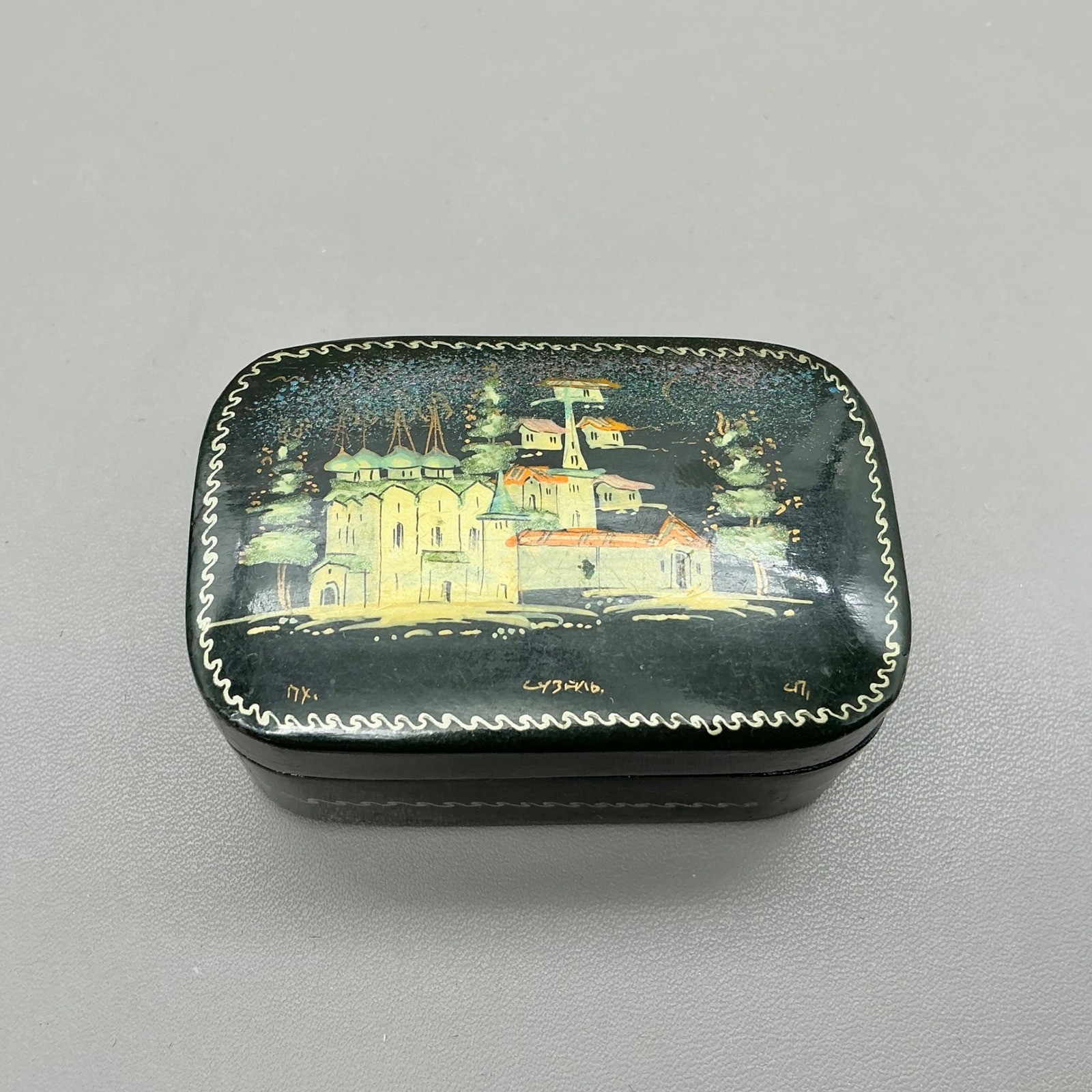 Vintage Russian Lacquer Box Suzdal Hand Painted Kholuy Style Red Interior 2.5