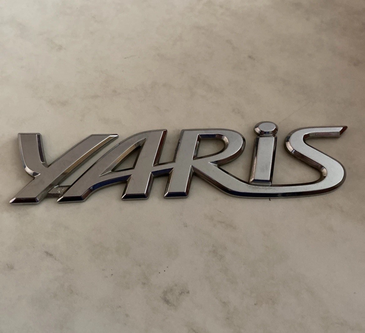 USED TOYOTA YARIS BOOTLID BADGE 75442-0D050 USED TOYOTA YARIS BOOTLID BADGE 75442-0D050