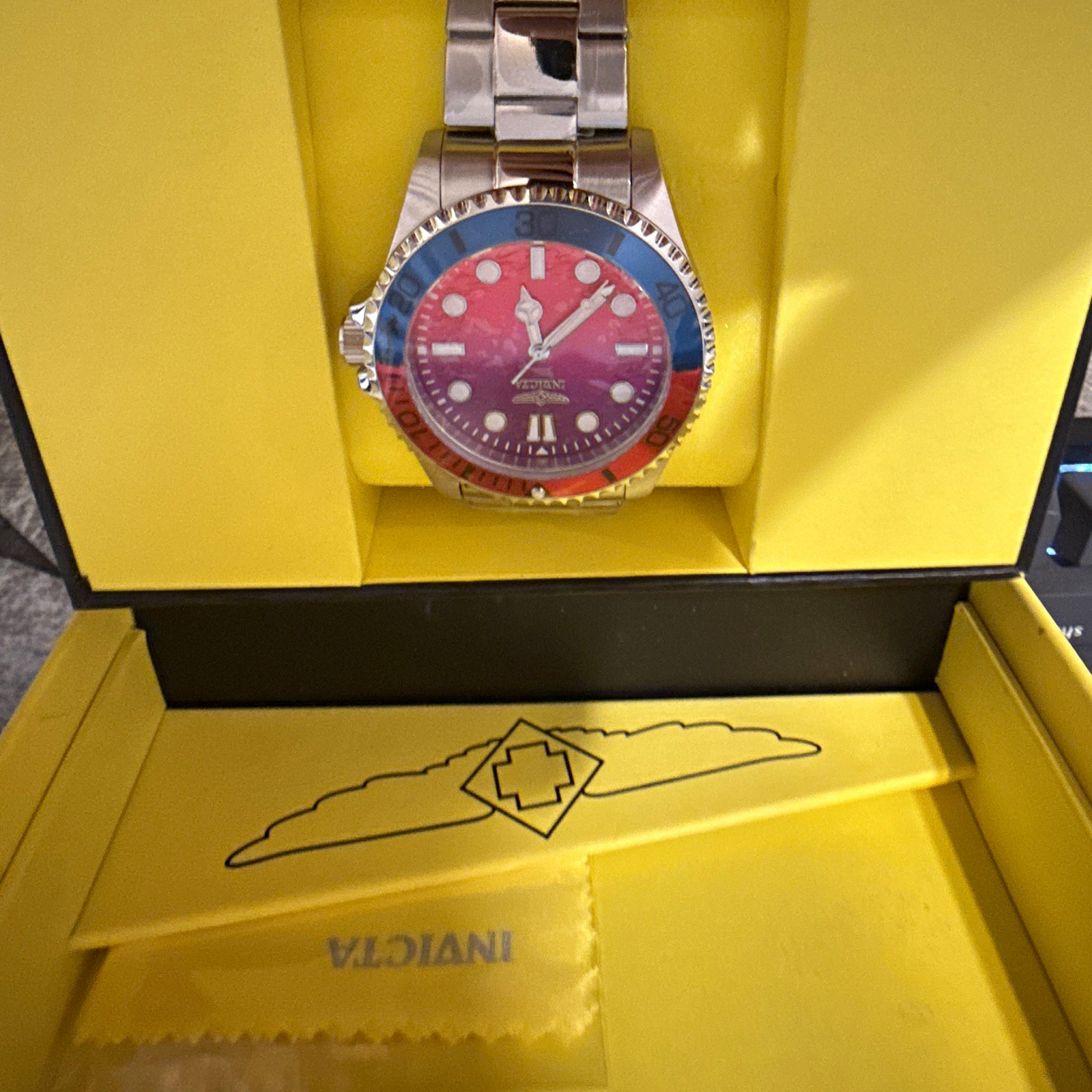 Invicta Pro Diver Men’s Quartz 200m Red/Blue Dial Date, Box & Manual Invicta Pro Diver Men’s Quartz 200m Red/Blue Dial Date, Box & Manual
