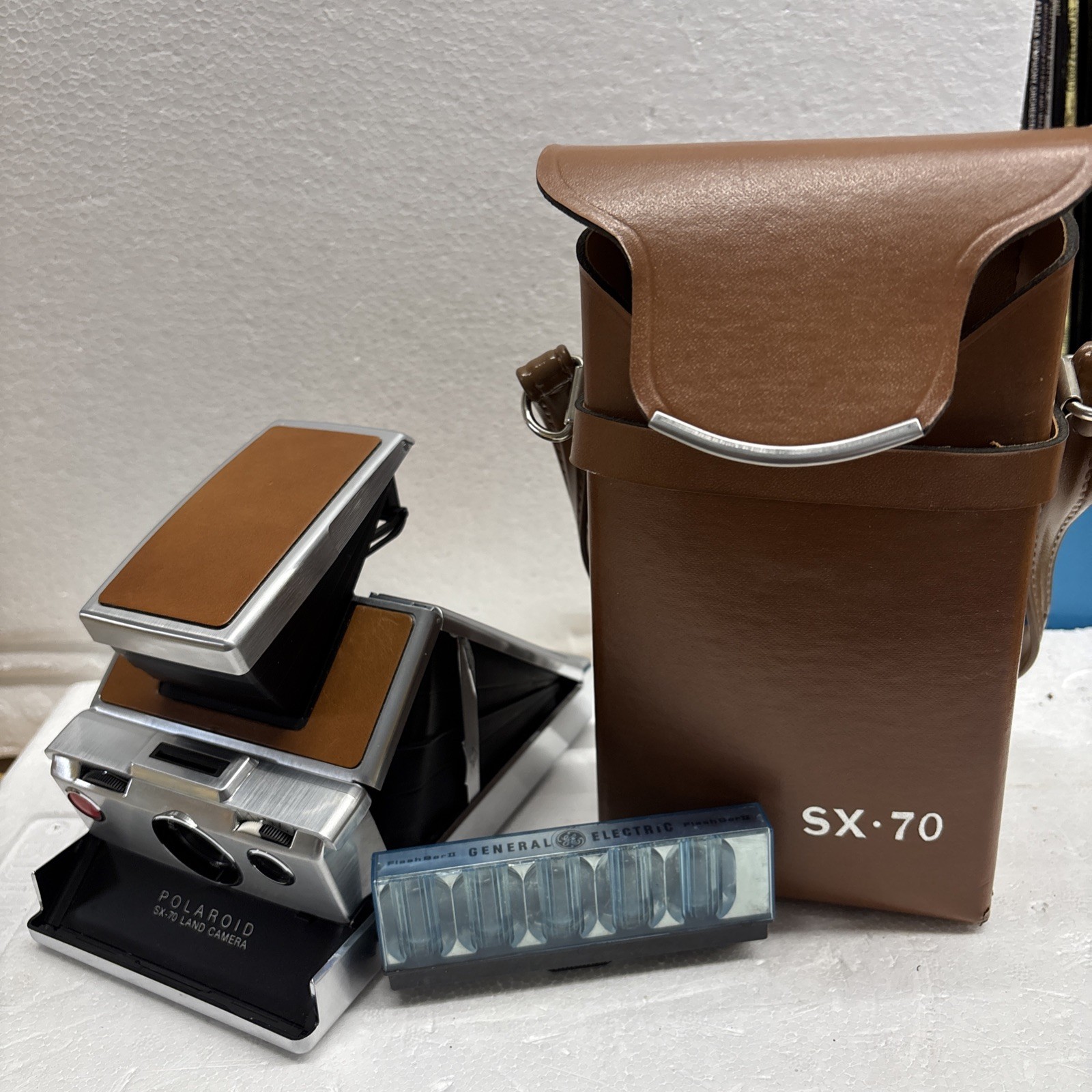 Vintage 1970's Polaroid SX-70 Land Camera Untested with original case and flash