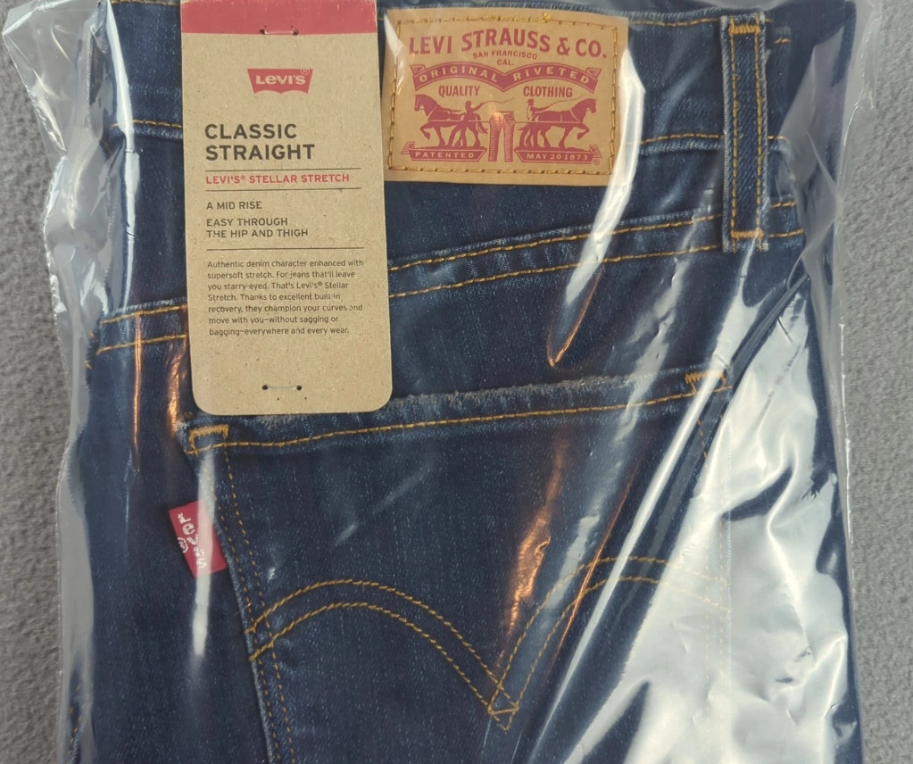 NWT Women\'s Levi\'s Classic Straight Jeans Blue Medium Wash 4M 27x30 Distressed NWT Women\'s Levi\'s Classic Straight Jeans Blue Medium Wash 4M 27x30 Distressed