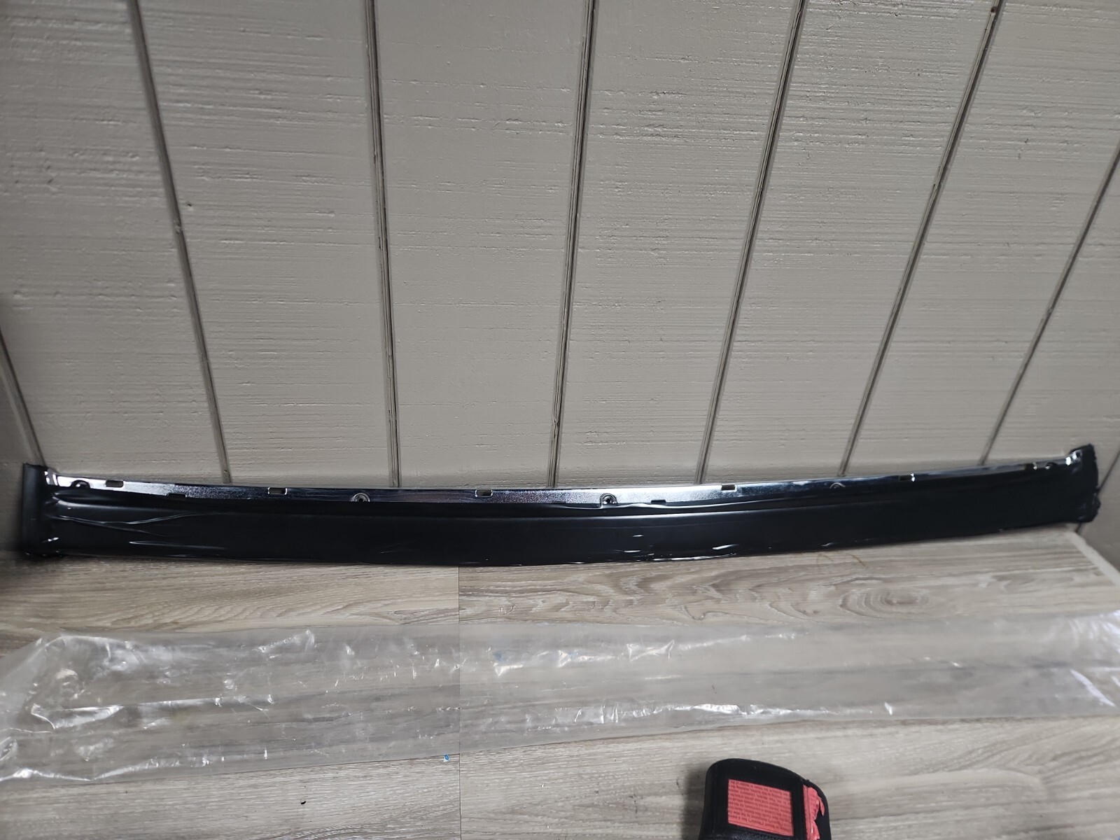 JAGUAR DAIMLER XJ6 XJ40 XJ81 REAR BUMPER CHROME CENTRE BLADE BEC24152. SA290 JAGUAR DAIMLER XJ6 XJ40 XJ81 REAR BUMPER CHROME CENTRE BLADE BEC24152. SA290