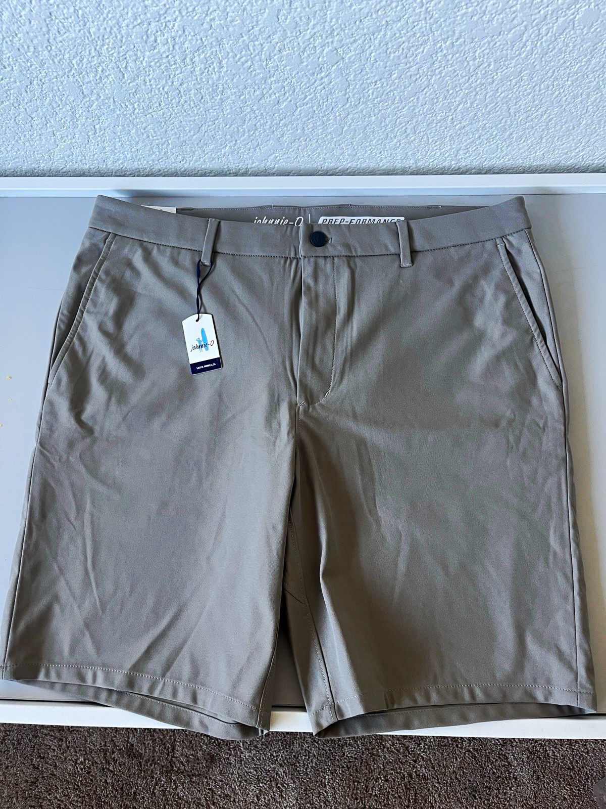 johnnie-O Prep-Formance Golf Shorts Light Khaki 36 9\ johnnie-O Prep-Formance Golf Shorts Light Khaki 36 9\