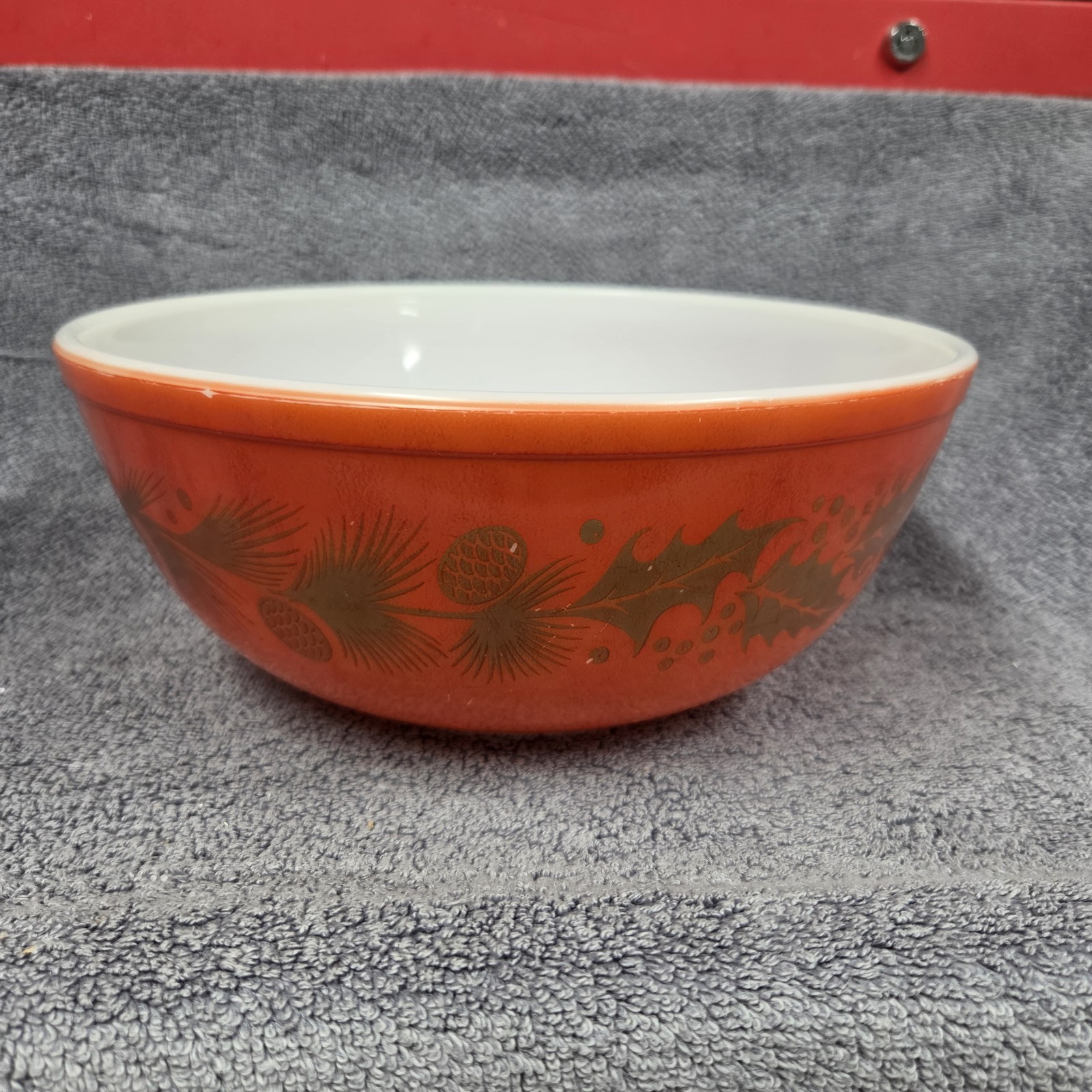 Pyrex Golden Pinecone Holly Leaf 4 qt Large Mixing Bowl #404 Red Christmas 1960 Pyrex Golden Pinecone Holly Leaf 4 qt Large Mixing Bowl #404 Red Christmas 1960