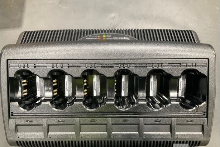 New In Box Motorola WPLN4121BR Impres 6 Bay Bank  Battery Charger w/ Display OEM