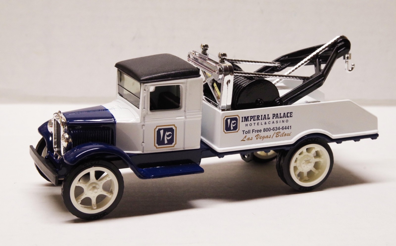 ERTL COLLECTIBLES DIE CAST 1931 HAWKEYE TOW TRUCK IMPERIAL PALACE LTD. EDITION