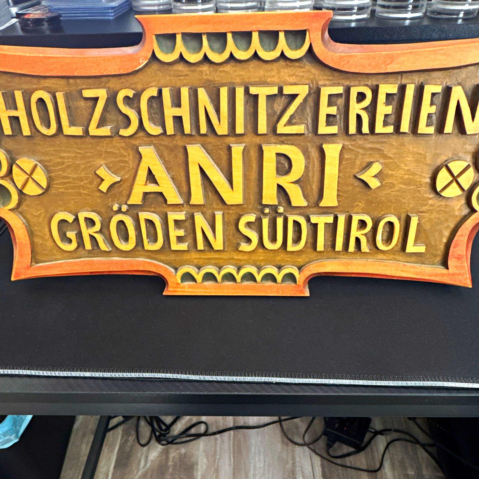 Carved Wood Plaque Sign Holzschnitzereien ANRI Gröden Südtirol *FLAWS SEE PICS* Carved Wood Plaque Sign Holzschnitzereien ANRI Gröden Südtirol *FLAWS SEE PICS*