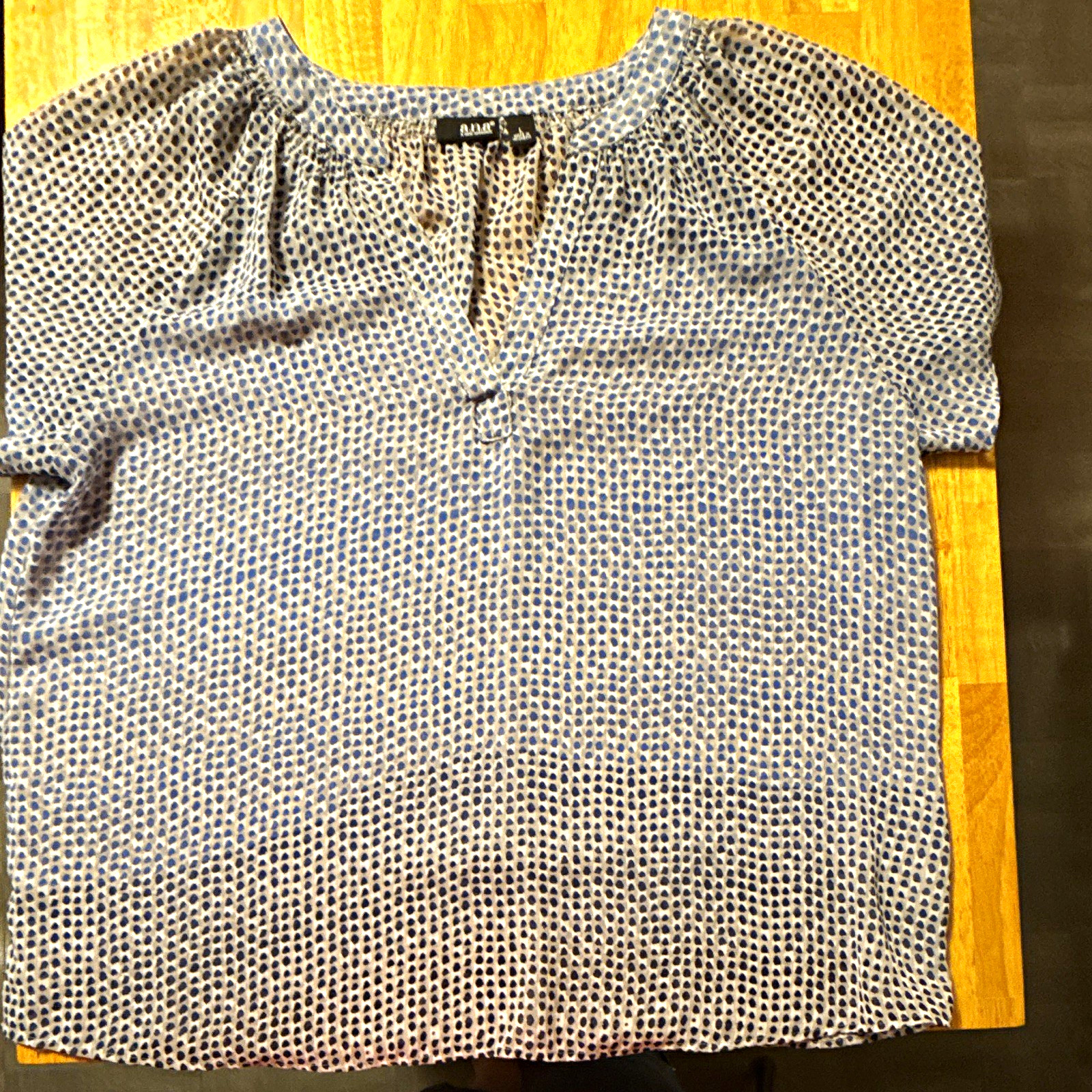 a.n.a Women’s L Blue/White Polka Dot V-Neck Short Sleeve Pleated Blouse