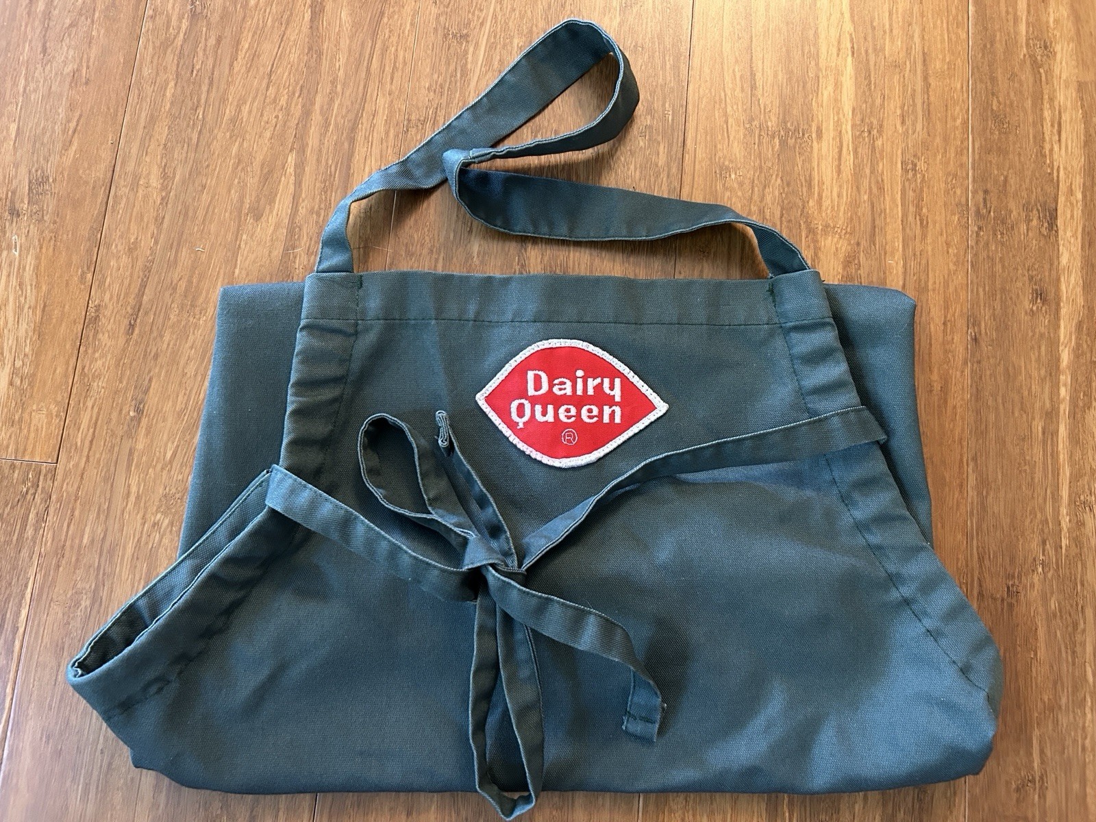 Vintage Dairy Queen Green Apron w/ Embroidered Logo Patch Vintage Dairy Queen Green Apron w/ Embroidered Logo Patch