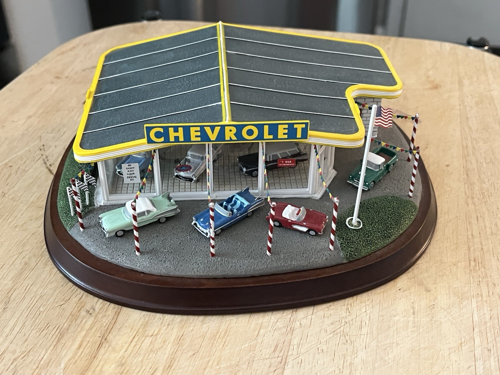 The Danbury Mint 1957 Chevy Chevrolet Dealership HO 1:87 Wood Diorama MBD398 The Danbury Mint 1957 Chevy Chevrolet Dealership HO 1:87 Wood Diorama MBD398