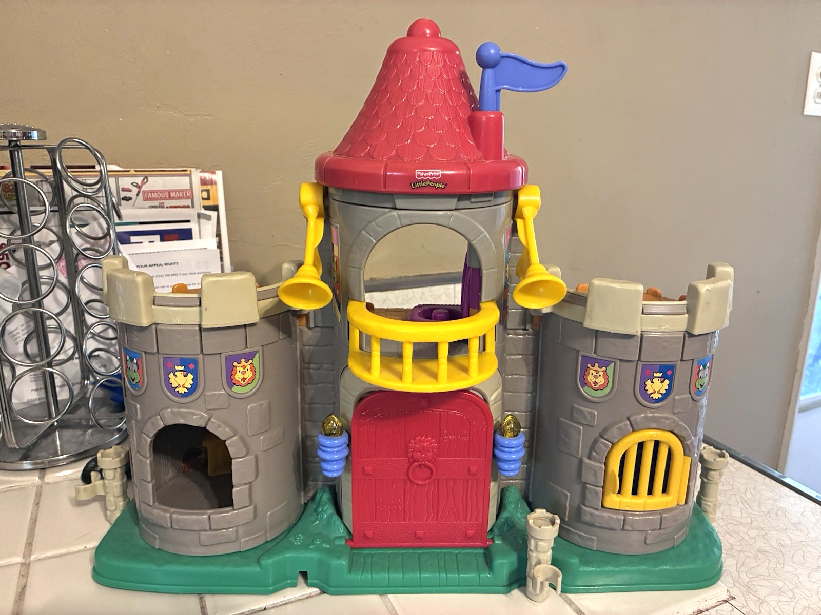 vintage 2003 Fisher-Price Little People Lil' Kingdom Castle play-set vintage 2003 Fisher-Price Little People Lil' Kingdom Castle play-set