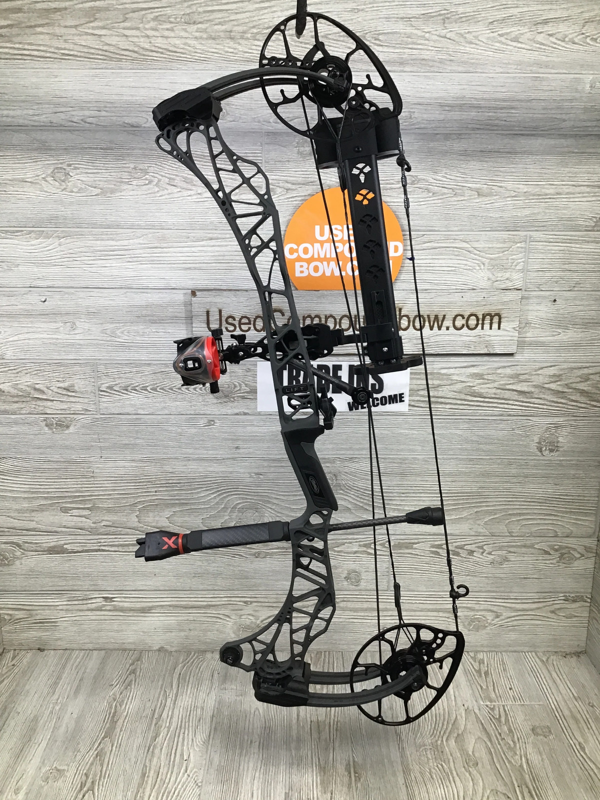 Used Mathews Lift X 29.5 Right Hand Shale 28.5/70 pkg