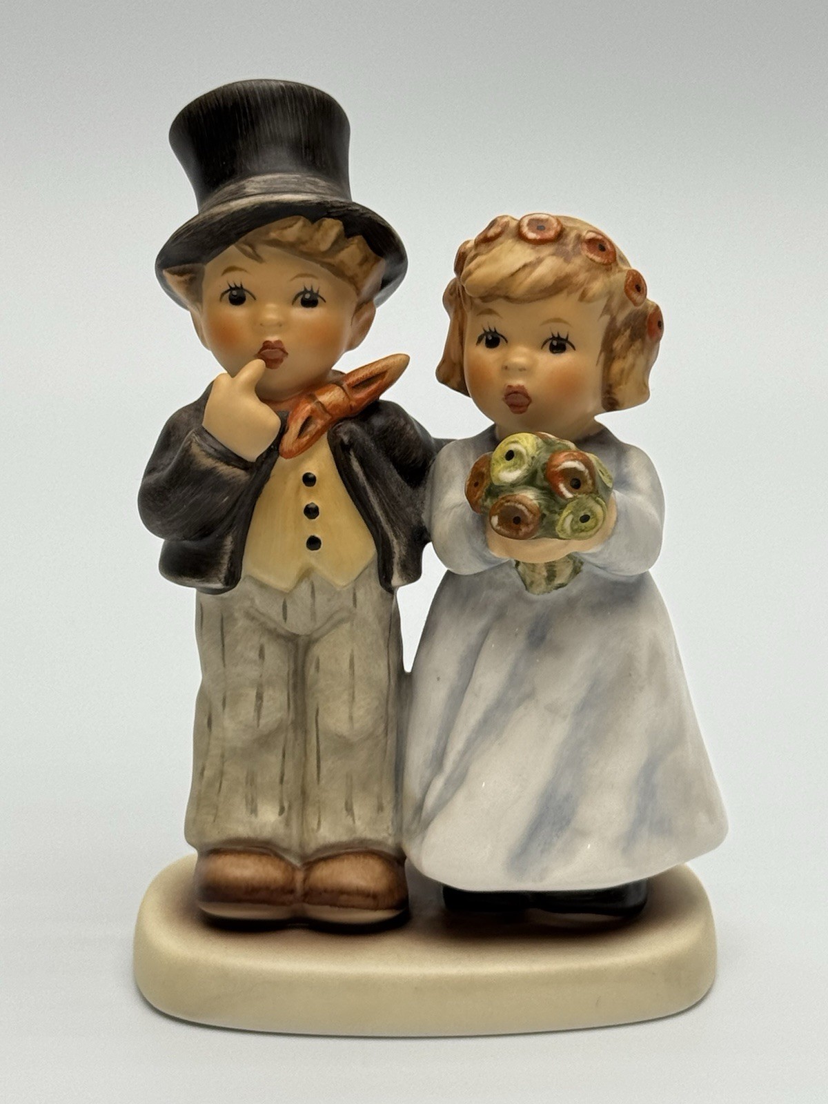 VINTAGE HUMMEL DEARLY BELOVED FIGURINE #2003/ 4.5 VINTAGE HUMMEL DEARLY BELOVED FIGURINE #2003/ 4.5