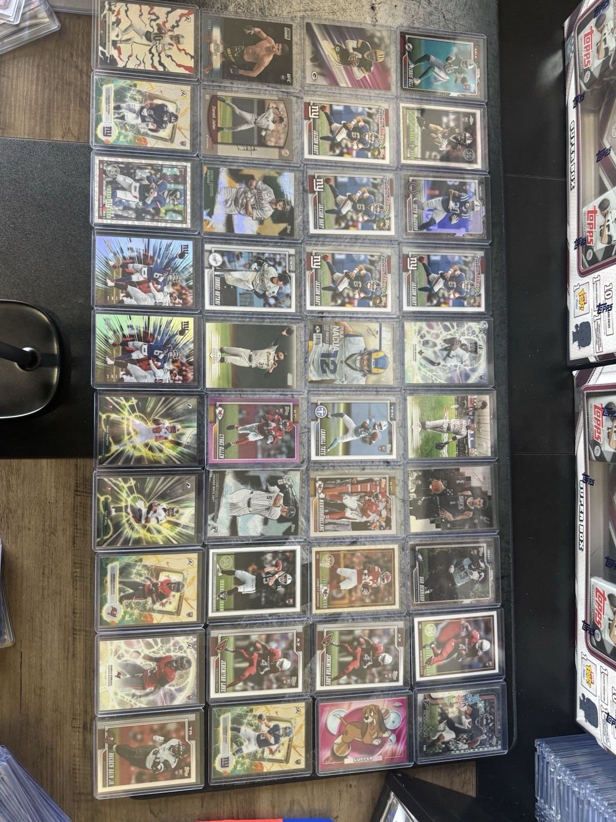 LARGE LOT OF SPORTS CARDS (86)