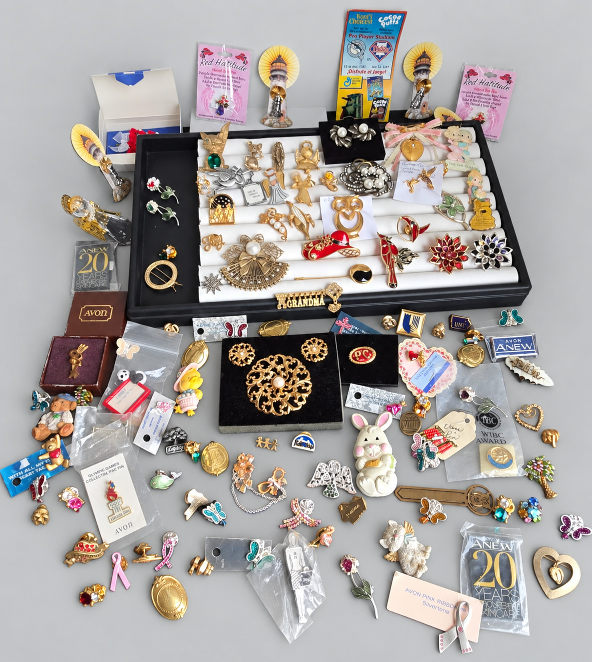 138 pc Vintage Signed Brooch Pin Estate Lot JJ Robyn Rush Gerrys Avon + More