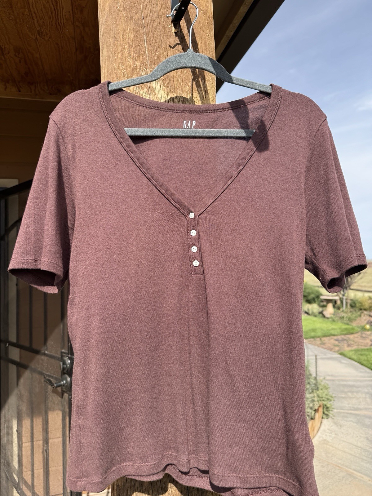 2026 GAP Women\'s Rose Brown Solid Knit V-Neck Henley Short Sleeve T-Shirt Size L
