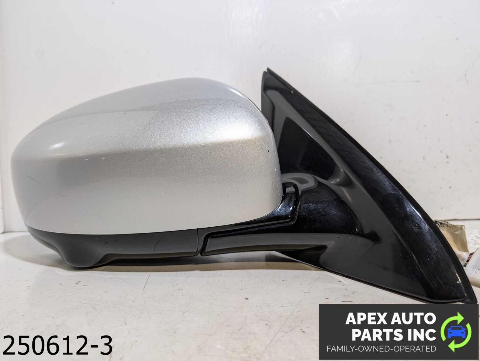 OEM 2013-2015 Infiniti JX35 3.5L Right Passenger Side Mirror With Camera OEM 2013-2015 Infiniti JX35 3.5L Right Passenger Side Mirror With Camera