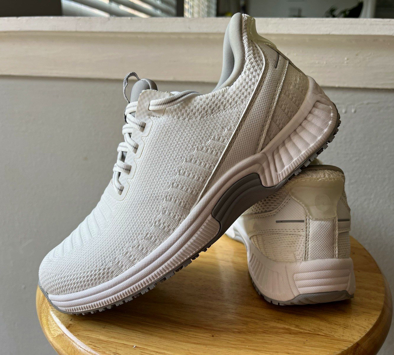 Orthofeet Women’s Low Top Lace-Up Athletic Sneaker White/Gray Mesh Rubber Orthofeet Women’s Low Top Lace-Up Athletic Sneaker White/Gray Mesh Rubber