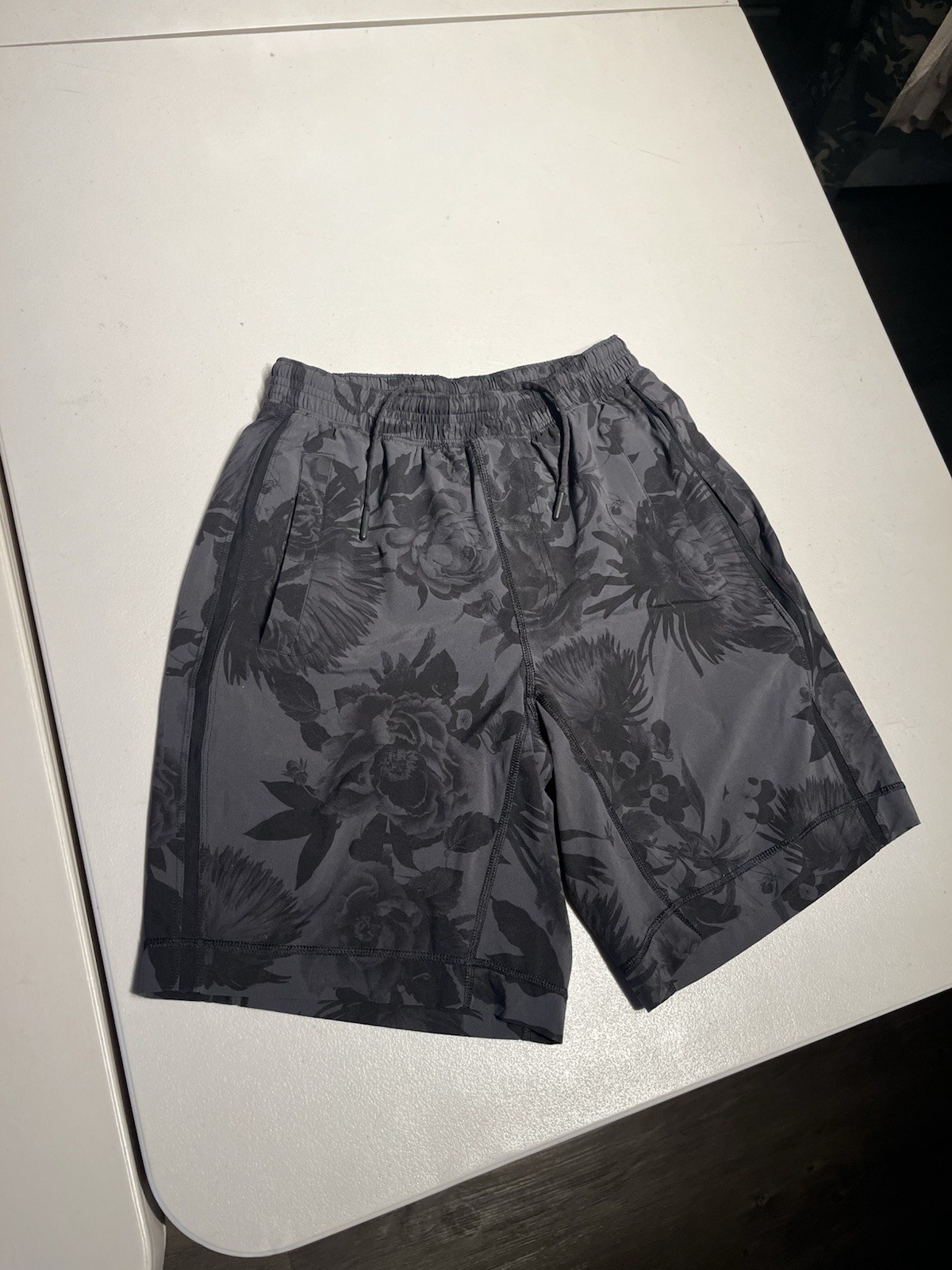 Lululemon Shorts Men\'s Small Black Floral Pace Breaker T.H.E Unlined 8.5” Inseam