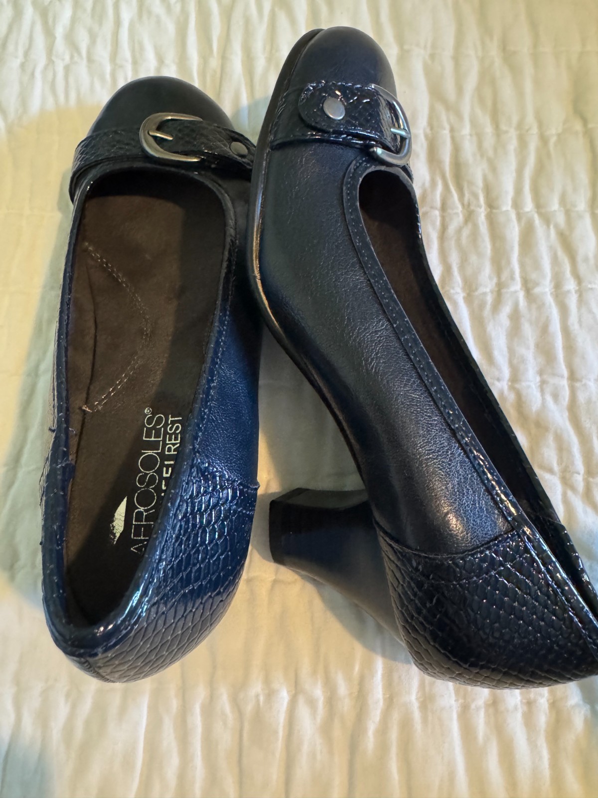NEW (without box) Aerosoles navy blue heels size 6 NEW (without box) Aerosoles navy blue heels size 6