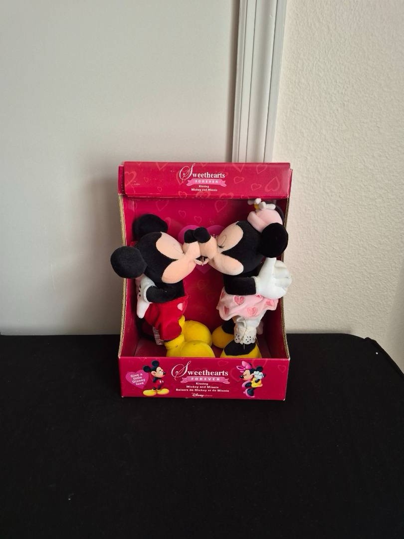 Disney Sweethearts Forever Kissing Mickey and Minnie Mouse Plush NIB