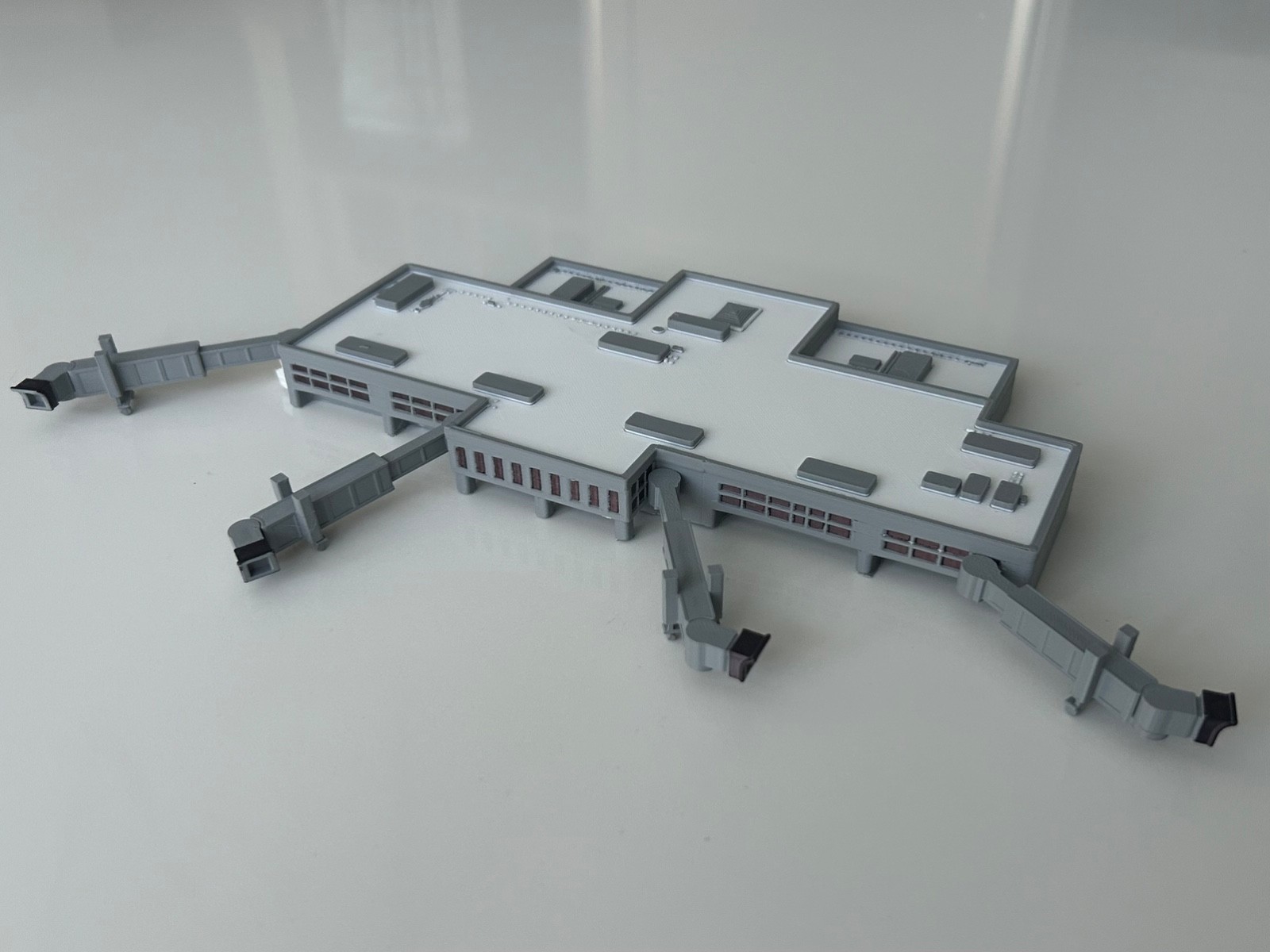 1:400 Scale Model Airport Terminal With 4 Adjustable Jetbridges. 1:400 Scale Model Airport Terminal With 4 Adjustable Jetbridges.