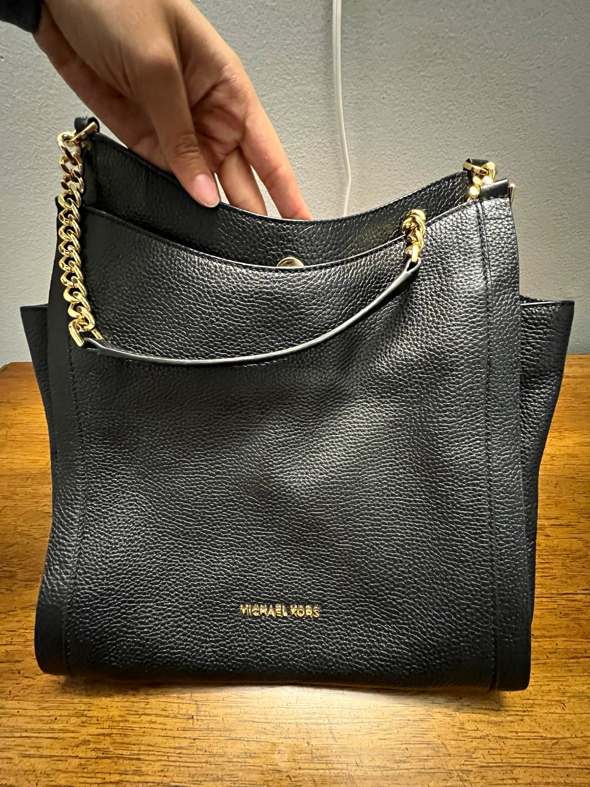 Michael Kors Black Pebbled Shoulder Bag Gold Hardware Chain Strap Zip/Mag Michael Kors Black Pebbled Shoulder Bag Gold Hardware Chain Strap Zip/Mag