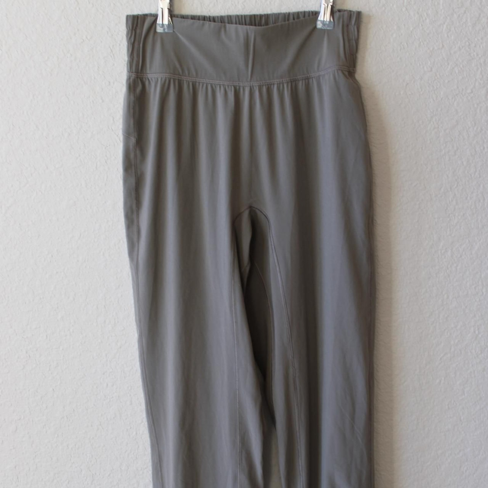Lululemon Women\'s Grey and Khaki Bottoms Lululemon Women\'s Grey and Khaki Bottoms