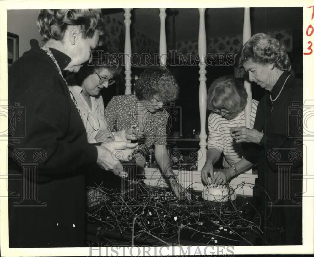 1988 Press Photo Members of Slidell Newcomers Garden Club make a berry wreath