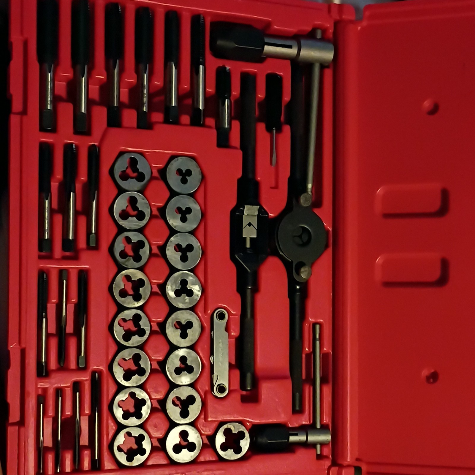 MAGNA 40pc High Speed Steel Tap & Die Set Metric/Standard Red Case 96501 MAGNA 40pc High Speed Steel Tap & Die Set Metric/Standard Red Case 96501