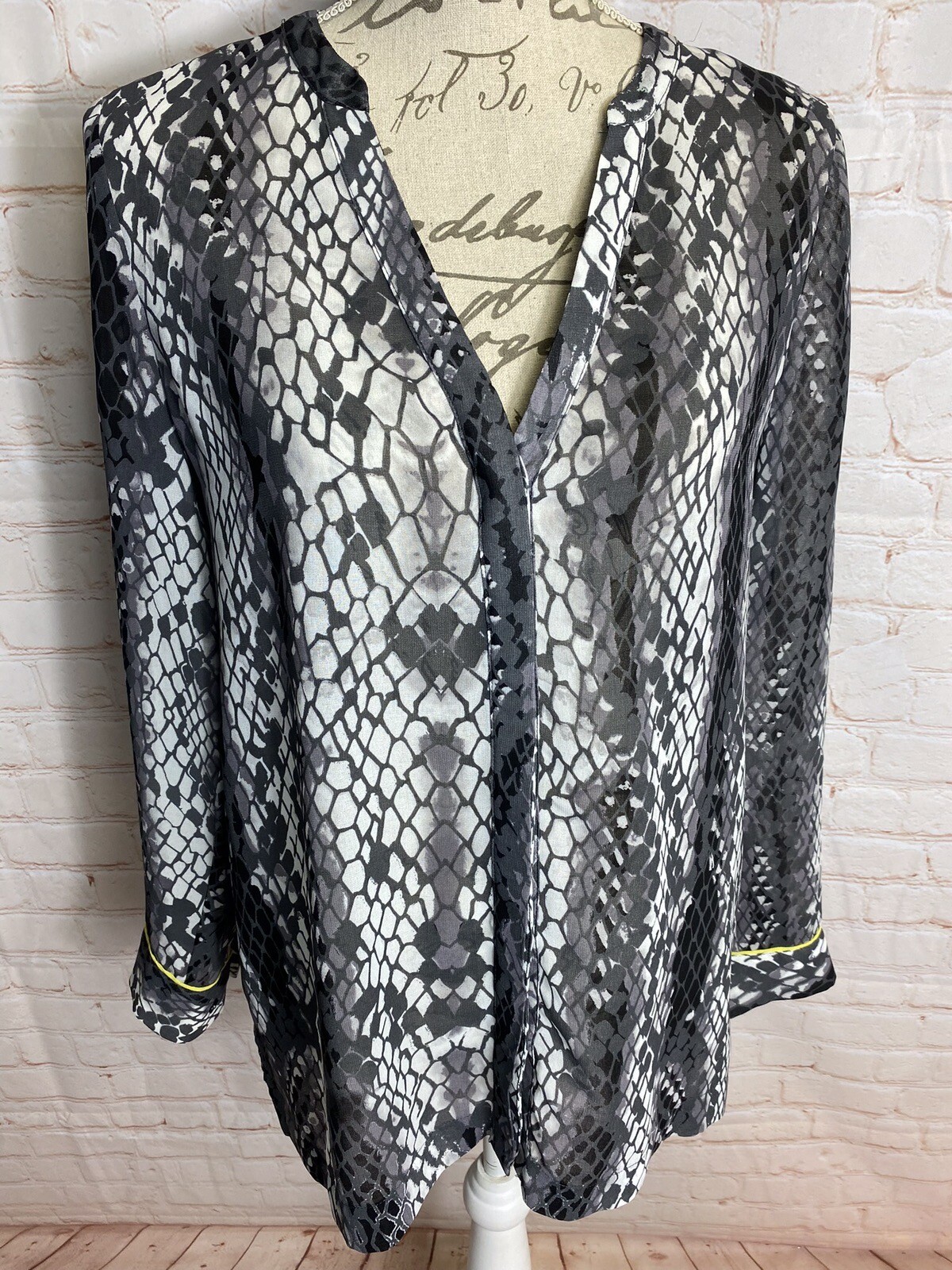 Women’s Mint Velvet Grey Snakeskin Print Blouse Size 12 Women’s Mint Velvet Grey Snakeskin Print Blouse Size 12