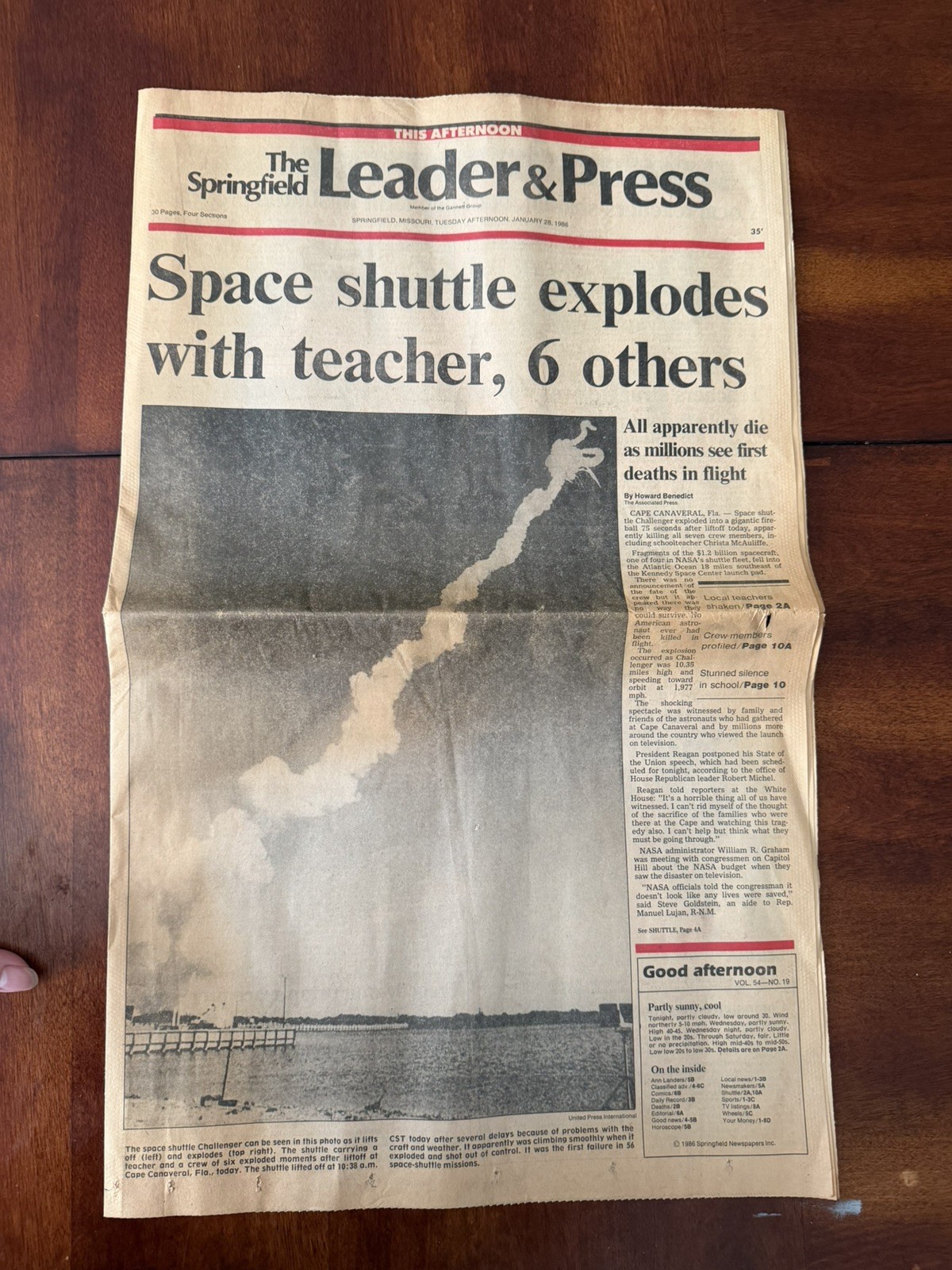Springfield Leader & Press Newspaper Jan 28 1986 Space Shuttle Explodes