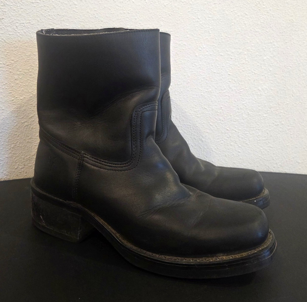 Frye Men’s Black Leather Zip Ankle Bootie Round Toe Logo Accents US 8.5