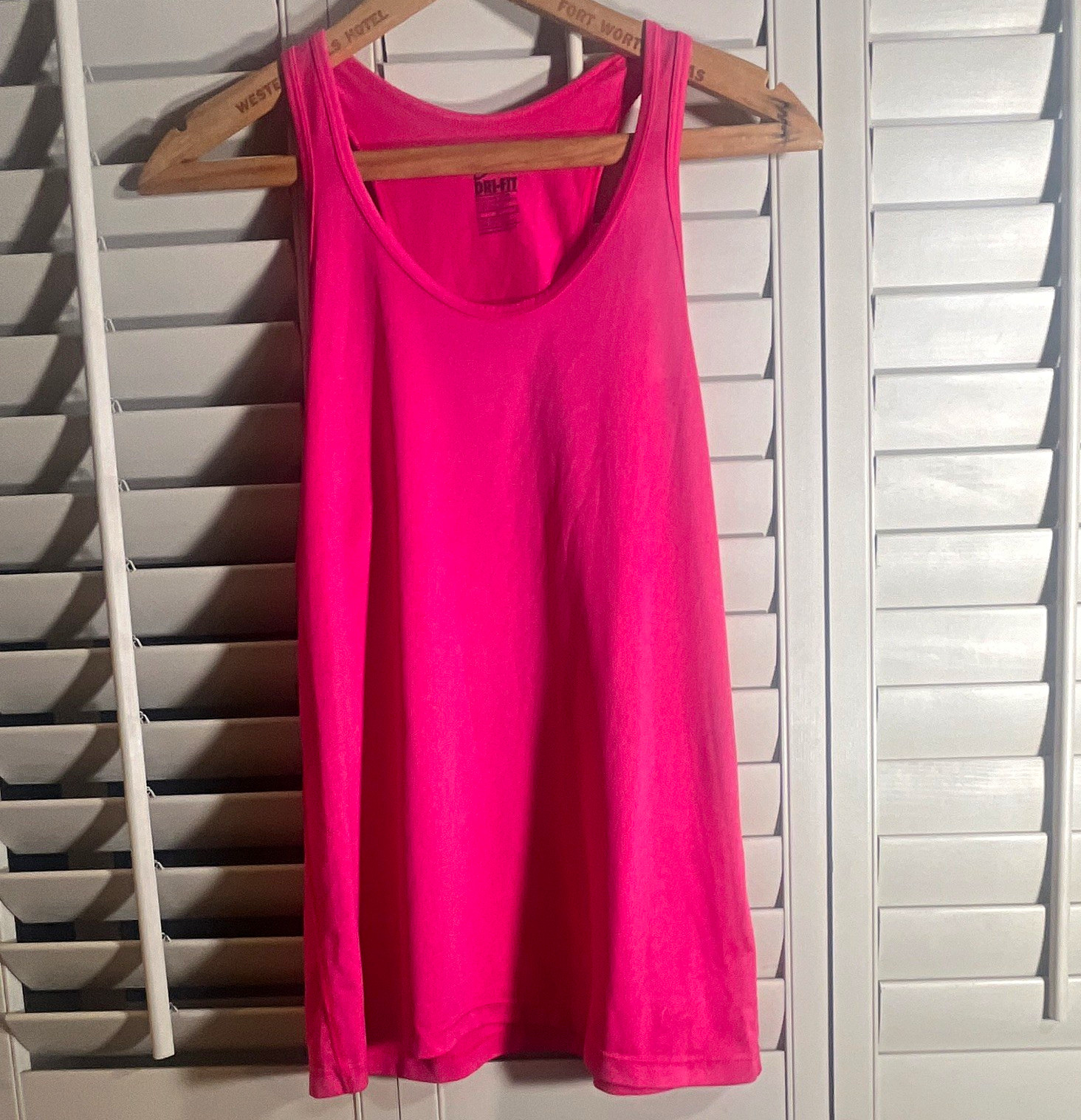 Nike Dri-FIT Women\'s Pink Racerback Scoop Neck Tank Top Size M Nike Dri-FIT Women\'s Pink Racerback Scoop Neck Tank Top Size M