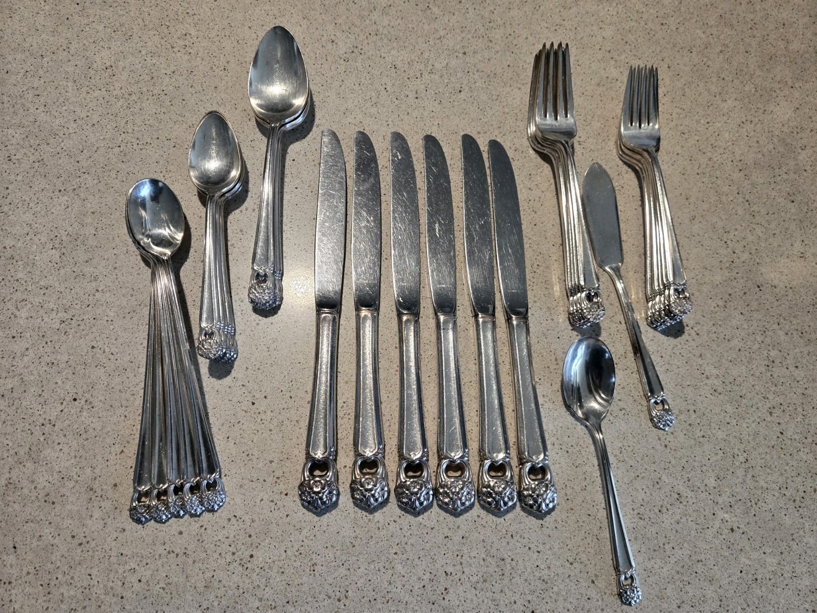 1847 Rogers Bros 33 pcs Vintage Silver plated silverware 1847 Rogers Bros 33 pcs Vintage Silver plated silverware