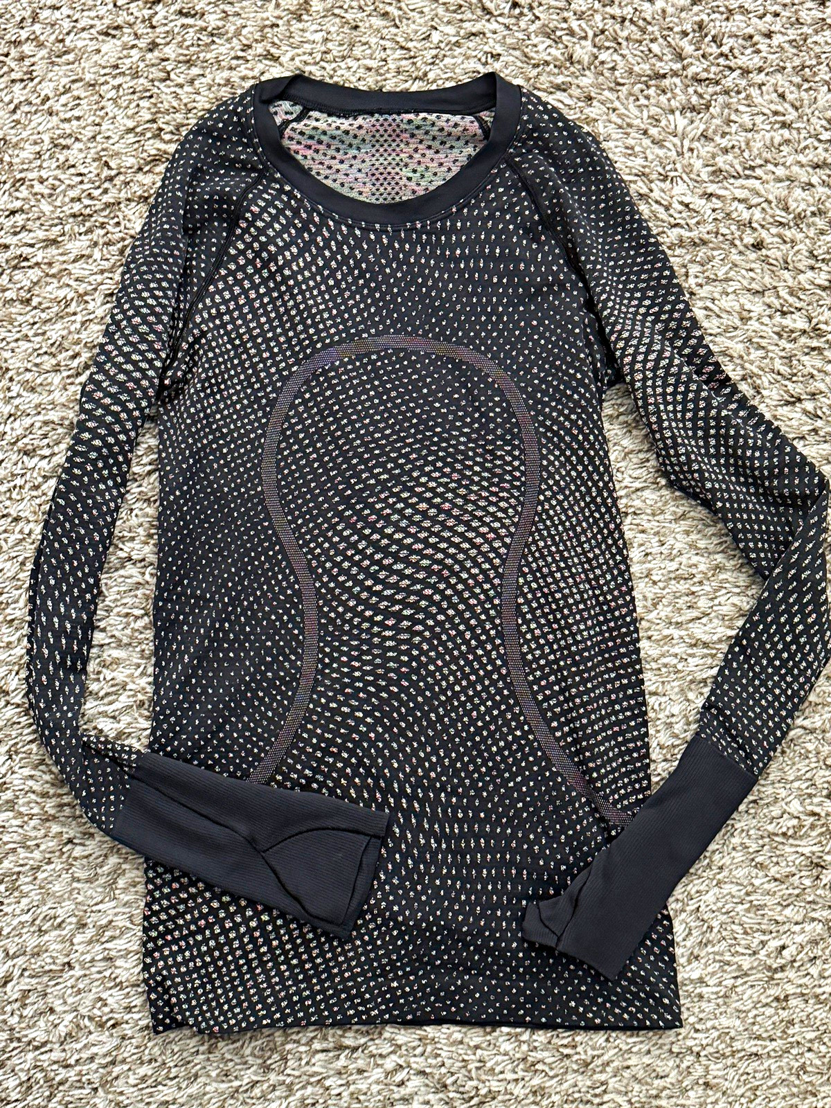 Lululemon Women’s Size 4 Black Geometric Crew Neck Stretch Yoga Pullover Lululemon Women’s Size 4 Black Geometric Crew Neck Stretch Yoga Pullover