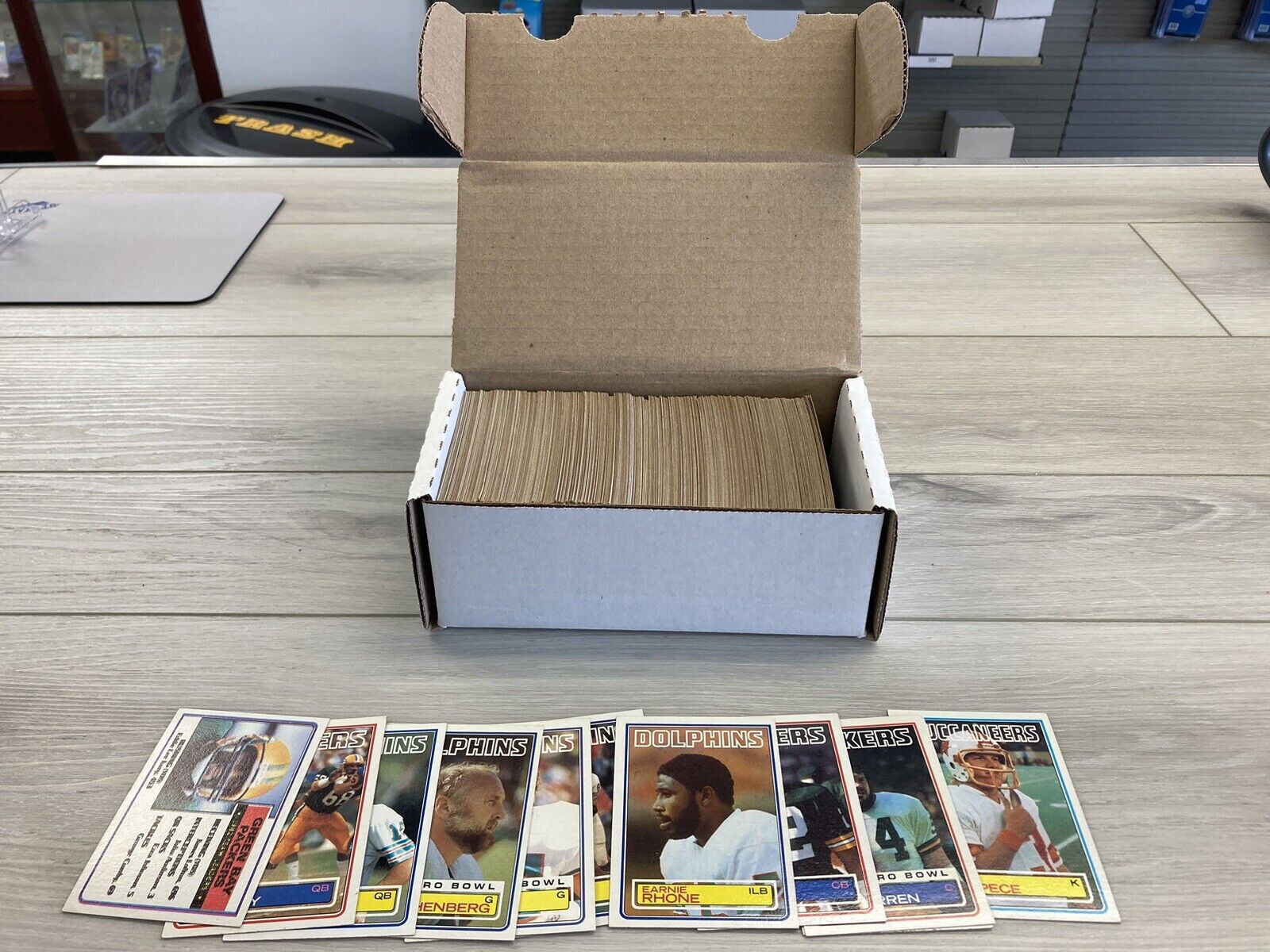 1983 topps football lot (100) Some Stars, HOF\'s, Commons - All Ex+-NM Condition 1983 topps football lot (100) Some Stars, HOF\'s, Commons - All Ex+-NM Condition