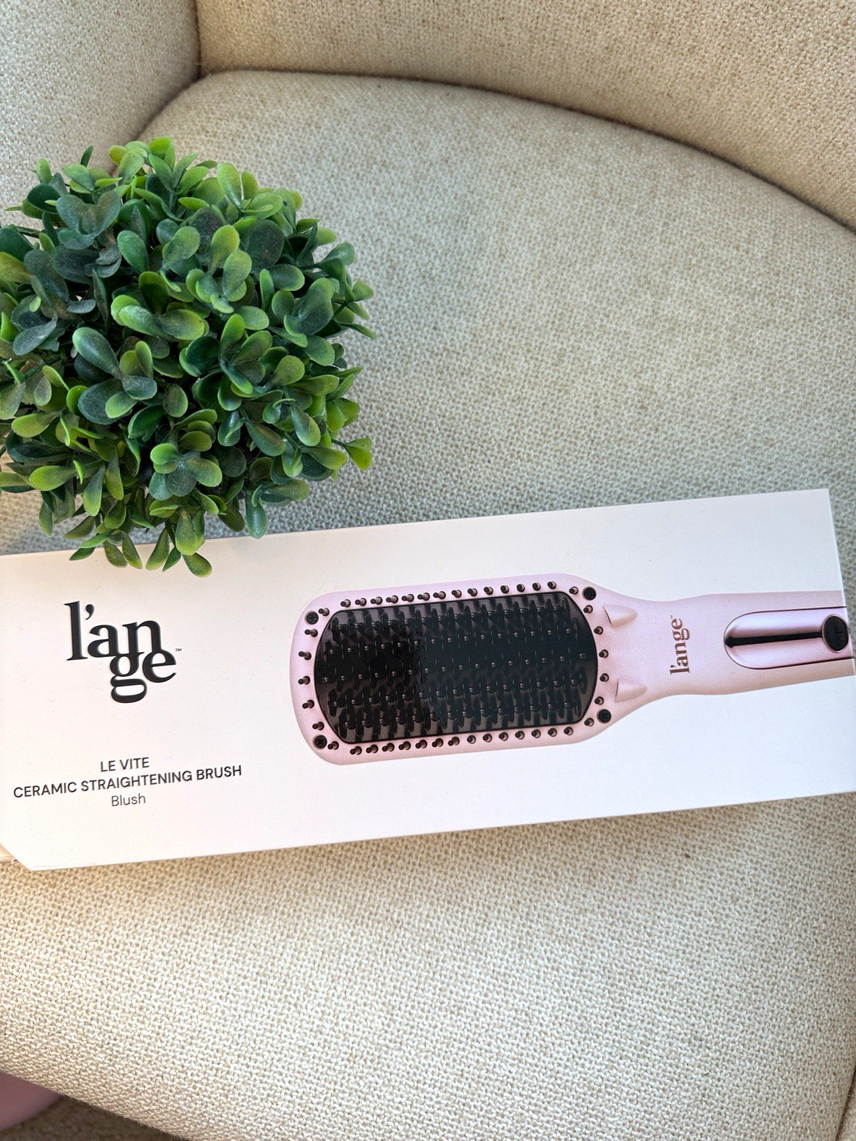 L\'ange Le Vite Ceramic Straightening Brush Blush Dual Voltage 450°F L\'ange Le Vite Ceramic Straightening Brush Blush Dual Voltage 450°F