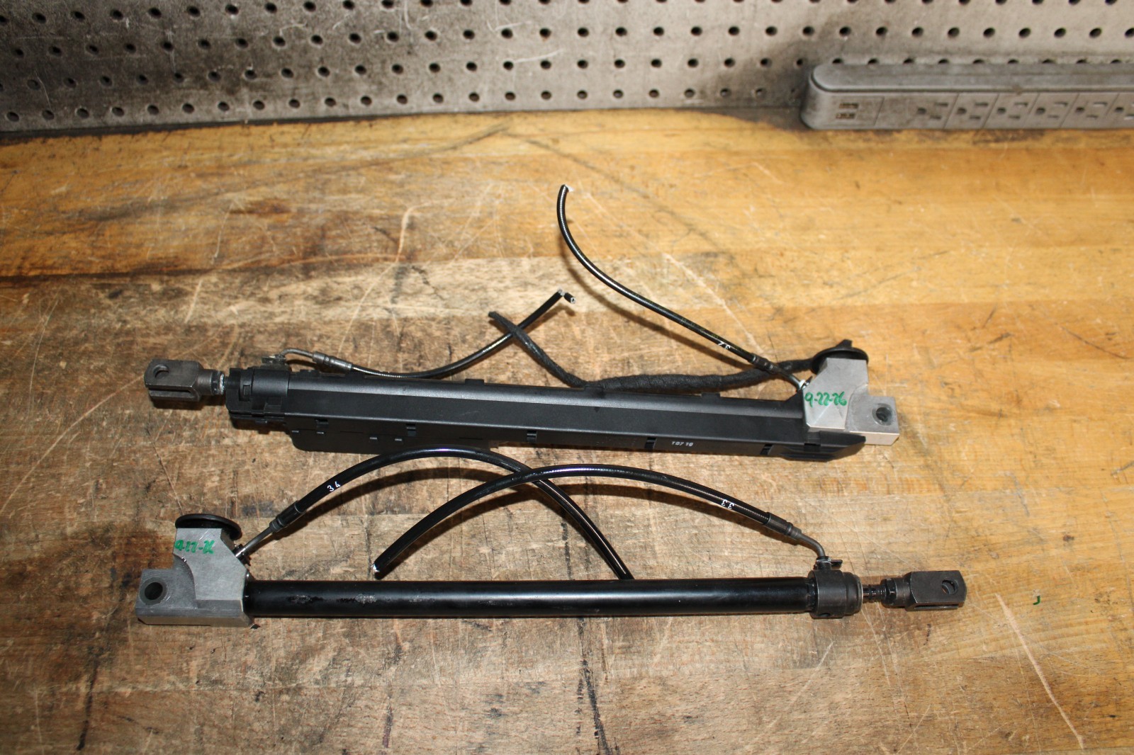 MERCEDES W209 CLK320 CLK500 REAR TOP HYDRAULIC CYLINDER SET LT RH 2098001272