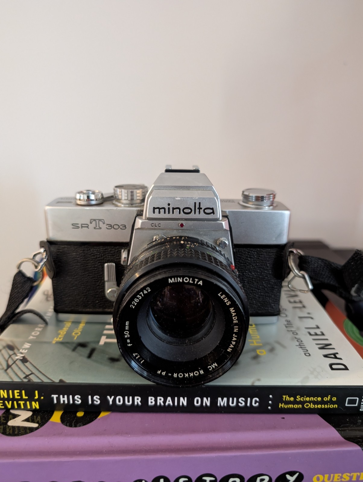 Minolta SR-T 303 Vintage 35mm SLR Film Camera Black Silver Classic Photography Minolta SR-T 303 Vintage 35mm SLR Film Camera Black Silver Classic Photography