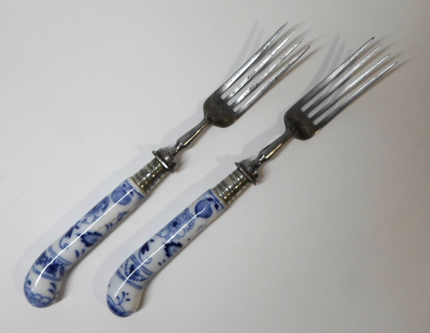 Pr Antique BLUE ONION HANDLE FORKS Blue & White Porcelain Zwilling Germany Tines Pr Antique BLUE ONION HANDLE FORKS Blue & White Porcelain Zwilling Germany Tines
