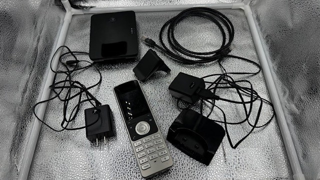 Yealink W76P DECT VoIP Business Cordless Phone System with W56H Handset Yealink W76P DECT VoIP Business Cordless Phone System with W56H Handset