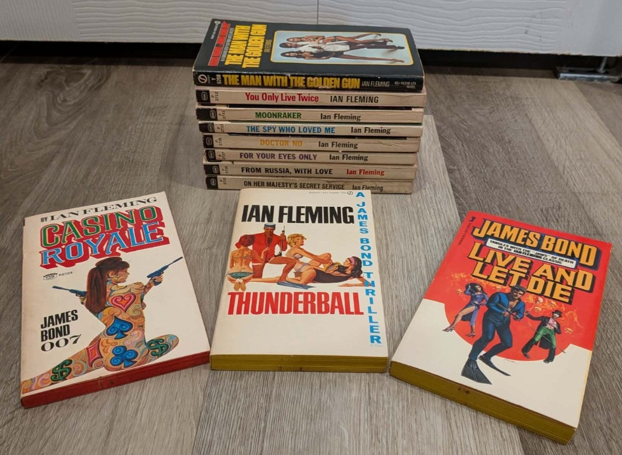 Vintage Ian Flemming James Bond 007 Paperback Book Lot Signet Red Edge 11 Books Vintage Ian Flemming James Bond 007 Paperback Book Lot Signet Red Edge 11 Books