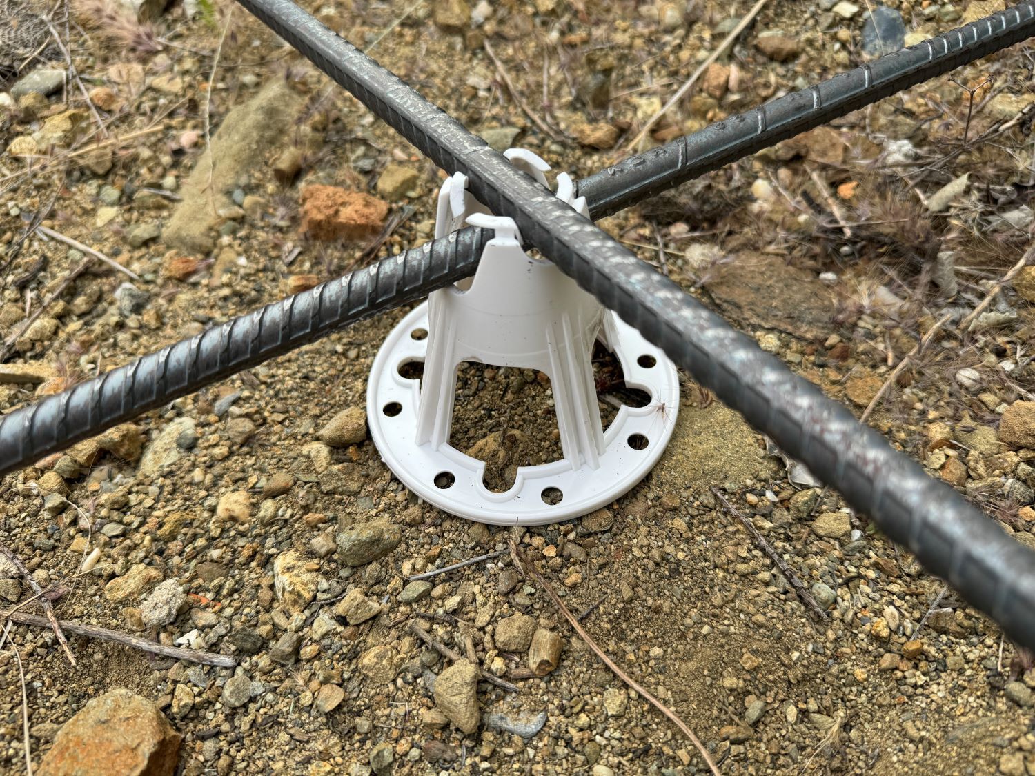 Sandbaggy Plastic Rebar Chairs - Elevates Rebar 2.5
