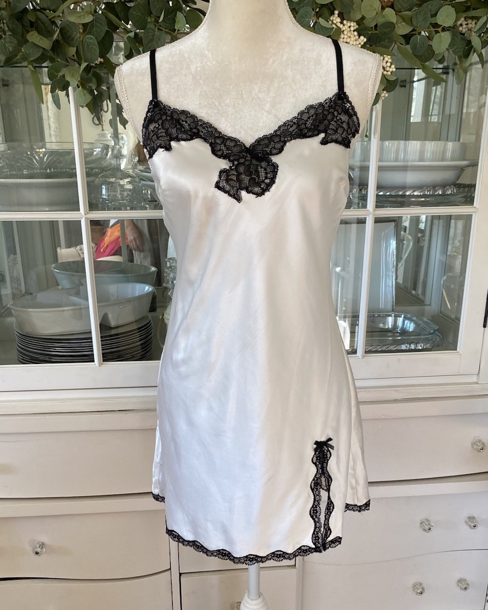 Vintage Victorias Secret Y2K White Black Lace Slip Nightgown Mini Dress Medium Vintage Victorias Secret Y2K White Black Lace Slip Nightgown Mini Dress Medium